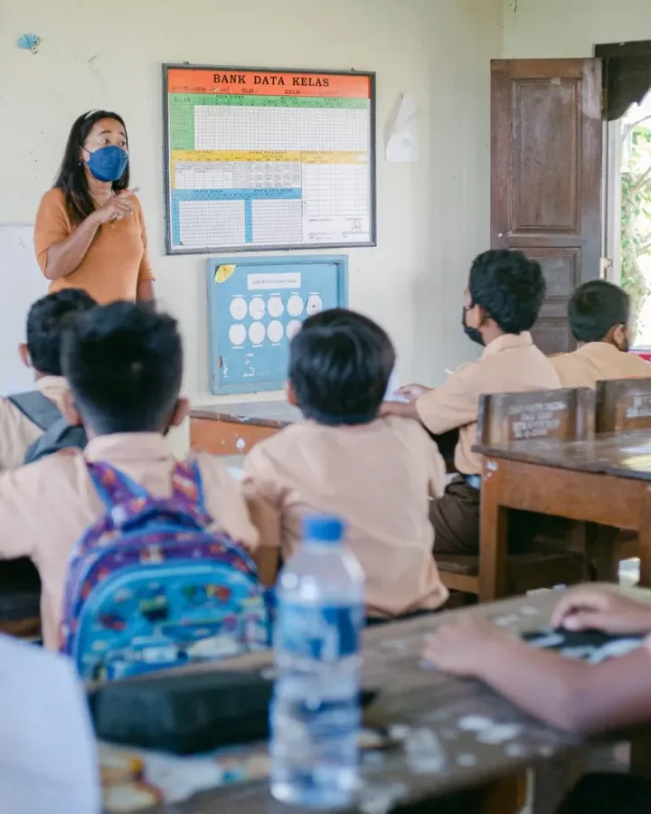 Giảng viên chữa bài